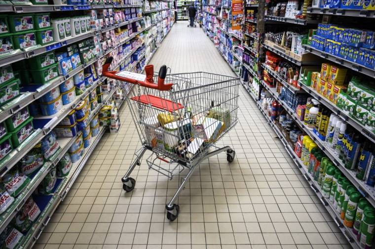 Le gouvernement souhaite un panier anti-inflation, soit une vingtaine de produits alimentaies vendus à prix bas, dans les grandes surfaces. ( AFP / LIONEL BONAVENTURE )