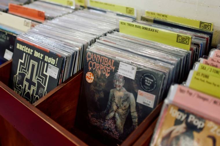 Des vinyles dans les présentoirs de la boutique Flashback Records, le 18 avril 2024 à Londres  ( AFP / BENJAMIN CREMEL )