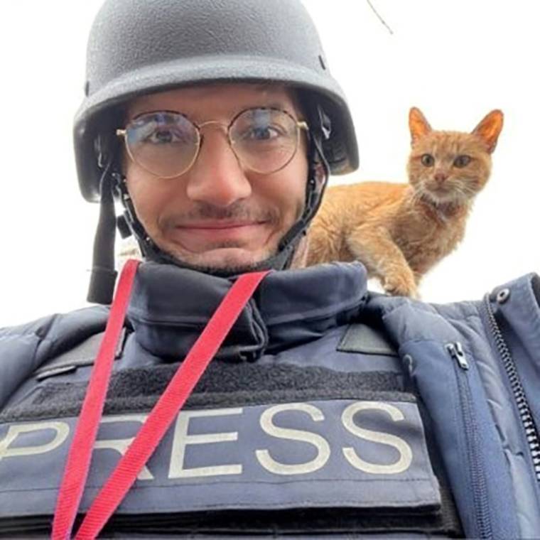 Un selfie du journaliste de l'AFP Arman Soldin lors d'une mission pour l'AFP en Ukraine, avec un chat sur l'épaule, date inconnue  ( AFP / Arman SOLDIN )