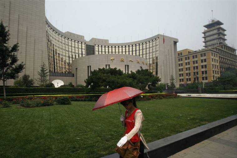 Une femme passe devant la Banque populaire de Chine, la banque centrale du pays