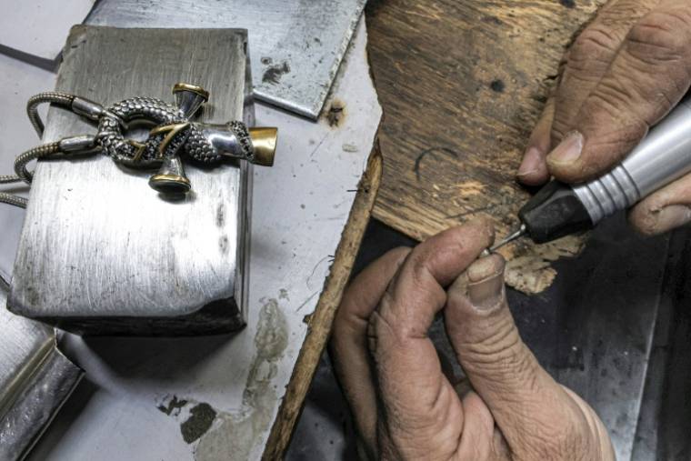Un forgeron fabrique des bijoux dans l'atelier d'Azza Fahmy, dans une zone industrielle au sud-ouest du Caire, le 19 février 2023 ( AFP / Khaled DESOUKI )