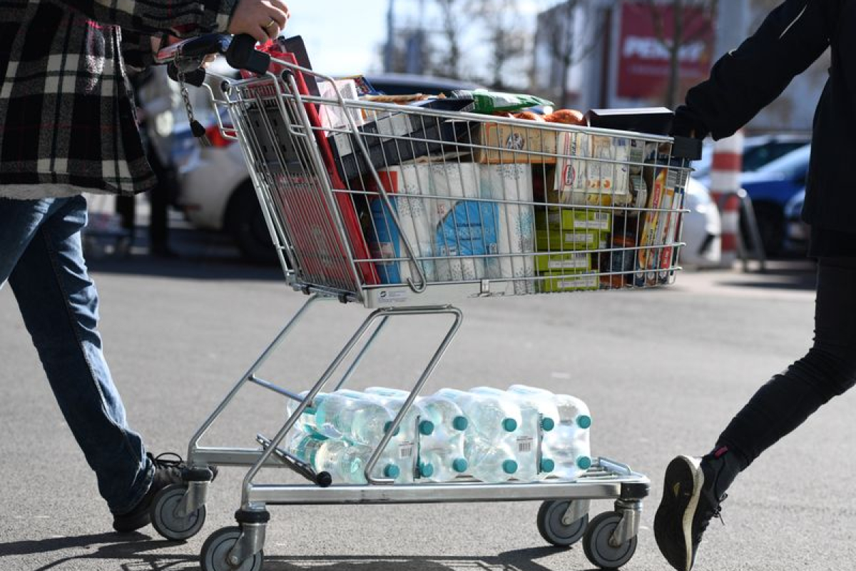 Новые потребители. Мужик с тележкой в супермаркете. Trolley в британских магазинах. Парень в тележке для продуктов. Man with a shopping Cart.