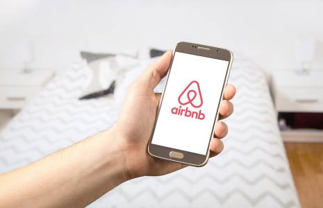 Le prix moyen d'une nuitée réservée sur Airbnb en France a baissé, mais reste supérieur aux tarifs d'avant-Covid-19. (Photo d'illustration) (Pixabay / TeroVesalainen)