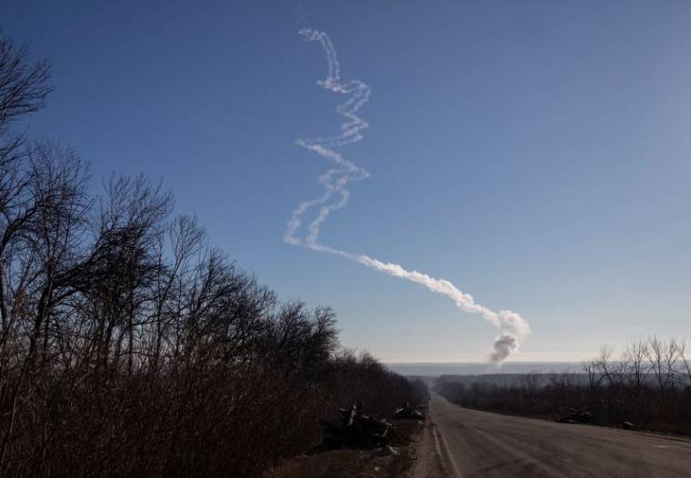 Des traces de missiles dans le ciel, dans la région du Donbass, en Ukraine