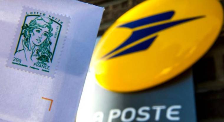 Une enveloppe timbrée devant un bureau de poste à Nieppe. (© P. Huguen / AFP)