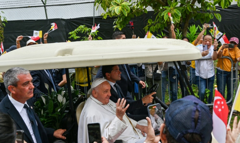 Le pape François salue les fidèles catholiques à son arrivée à Changi Jurassic Mile à Singapour, le 11 septembre 2024 ( AFP / Roslan RAHMAN )