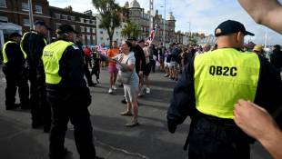 Manifestation "Trop c'est trop" à l'appel de l'extrême droite à Weymouth, au Royaume-Uni, le 4 août 2024 ( AFP / JUSTIN TALLIS )
