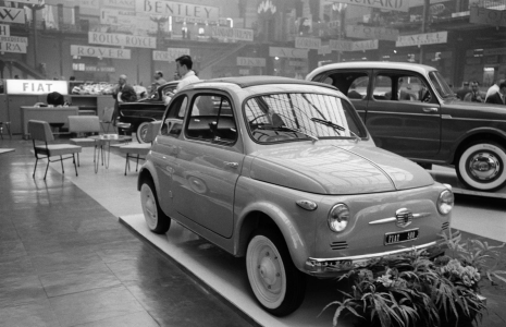 Une Fiat 500, voiture emblématique de la marque italienne désormais membre du groupe Stellantis, est présentée au salon de l'Auto à Paris le 3 octobre 1957. ( AFP / - )