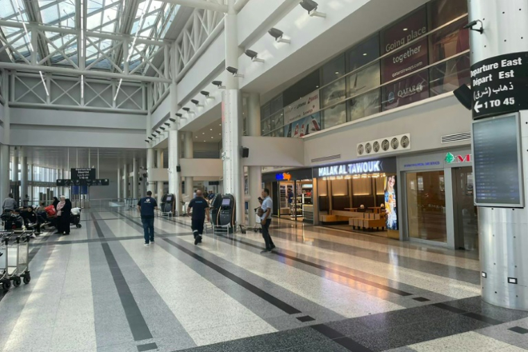 Le terminal des départs à l'aéroport international de Beyrouth, le 27 septembre 2024 au Liban ( AFP / Sary CHMAYTELLI )