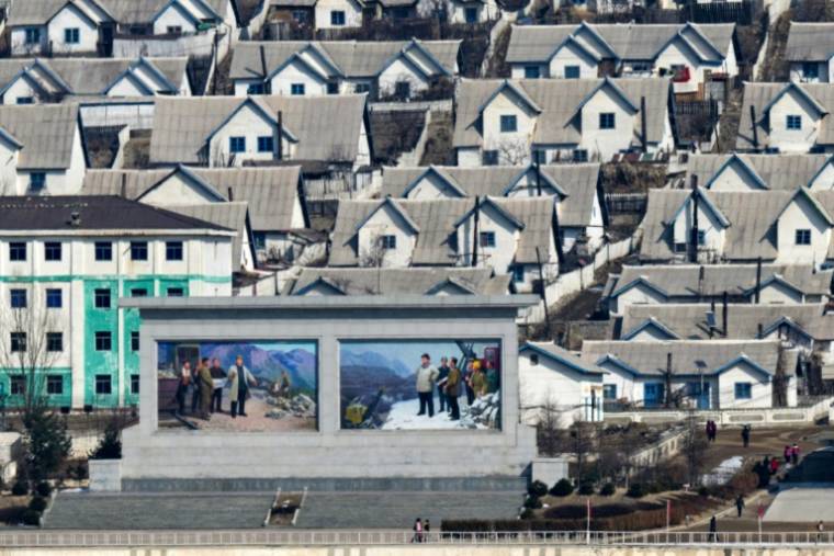 Le comté nord-coréen de Chunggang vu depuis les environs de la ville frontalière chinoise de Linjiang, dans la province de Jilin dans le nord-est de la Chine, le 29 février 2024 ( AFP / Pedro PARDO )