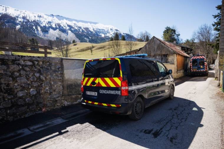 Des véhicules de la gendarmerie dans le village du Haut-Vernet, deux jours après la découverte d'ossement du petit Emile porté disparu l'été dernier, le 2 avril 2024 dans les Alpes-de-Haute-Provence ( AFP / CLEMENT MAHOUDEAU )