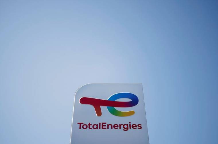 Photo du logo de TotalEnergies dans une station-service à Treillières