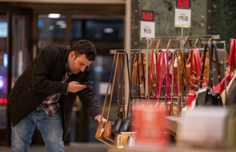 Une personne faisant du shopping pendant le Black Friday à Manhattan à New York