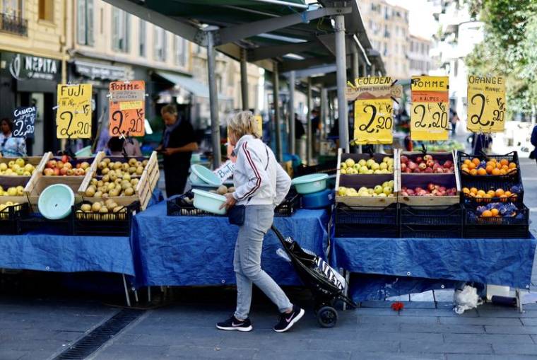 Une femme fait ses courses sur un marché local à Nice