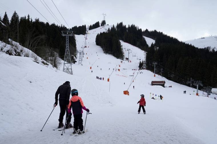 Après une année blanche l'hiver dernier, les stations de ski réclament des engagements du gouvernement pour cet hiver.  ( AFP / ALEX MARTIN )