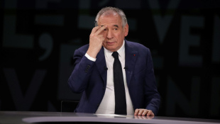 Le Premier ministre François Bayrou sur le plateau de l'émission "L'Evénement" sur France 2, le 19 décembre 2024 à Paris ( AFP / Valentine CHAPUIS )