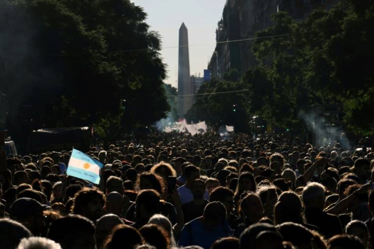 Manifestation contre l'ajustement budgétaire des universités publiques, Plaza de Mayo à Buenos Aires, le 23 avril 2024 en Argentine ( AFP / Luis ROBAYO )