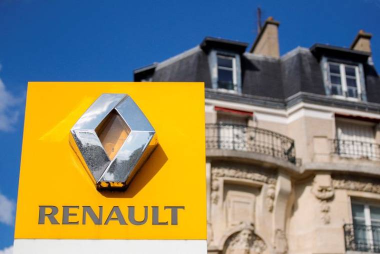Photo d'archives montrant le logo du constructeur automobile Renault à Paris