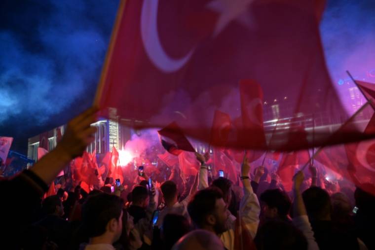 Des partisans du CHP (Parti républicain du peuple, opposition) célèbrent leur victoire aux élections municipales à Istanbul en Turquie le 31 mars 2024 ( AFP / OZAN KOSE  )