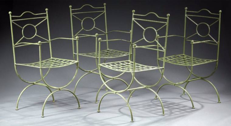 Parmi les objets mis en vente, on retrouve une suite de quatre fauteuils de jardin, de forme curule, en fer forgé, laqué vert  (200/400 €). (© l'Huillier)