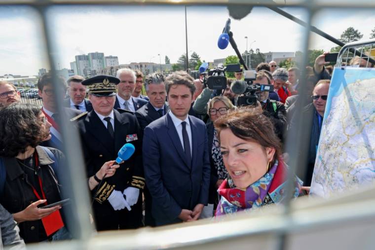 Le Premier ministre Gabriel Attal, au centre, en déplacement à Calais le 17 mai 2024 ( AFP / FRANCOIS LO PRESTI )