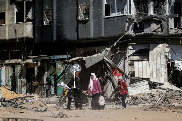 Des Palestiniens à Khan Younès, grande ville du sud de Gaza, après le retrait des troupes israéliennes, le 7 avril 2024   ( AFP / - )