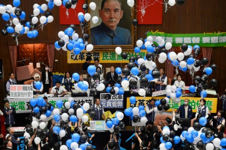 Des députés du parti au pouvoir, le parti democratique progressistes (PDP) lâchent des ballons au Parlement à Taipeh le 24 mai 2024 ( AFP / Sam Yeh )