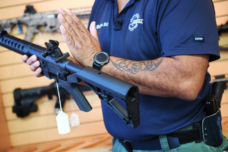 Le fonds de retraites des professeurs de Floride a investi dans le fabricant des armes utilisées lors de la dernière tuerie de masse