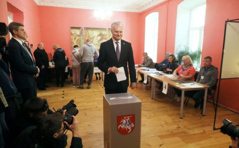 Le président sortant lituanien  Gitanas Nauseda s'apprête à voter au premier tour de la présidentielle, le 12 mai 2024 à Vilnius ( AFP / PETRAS MALUKAS )