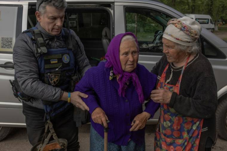 Une habitante, évacuée de Vovtchansk , arrive à un point d'enregistrement dans la région de Kharkiv, le 12 mai 2024 en Ukraine ( AFP / Roman PILIPEY )
