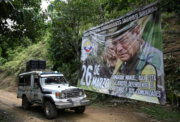 Le portrait du défunt chef et fondateur des Forces armées révolutionnaires de Colombie (Farc), Manuel Marulanda Velez, dans le canyon de Micay, le 26 mars 2024 en Colombie ( AFP / Raul ARBOLEDA )
