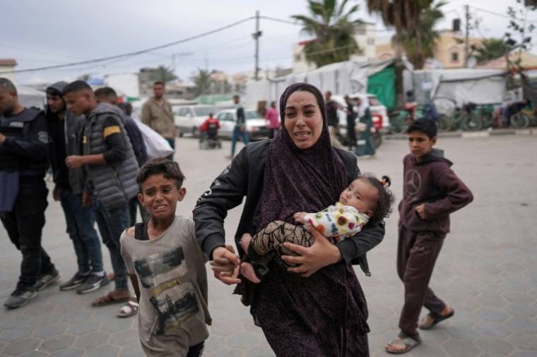 Des Palestiniens arrivent devant un hôpital après un bombardement israélien sur le camp de Bureij, dans le centre de la bande de Gaza, le 8 avril 2024 ( AFP / - )
