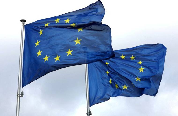 Photo d'archives des drapeaux de l'Union européenne devant le siège de la Commission européenne à Bruxelles