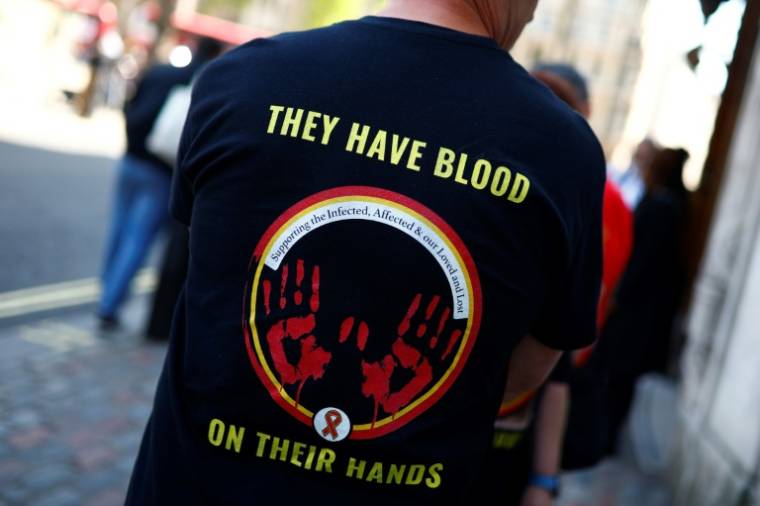 Rassemblement devant Westminster, pendant le rapport final de l'enquête sur le sang contaminé, le 20 mai 2024 à Londres ( AFP / BENJAMIN CREMEL )