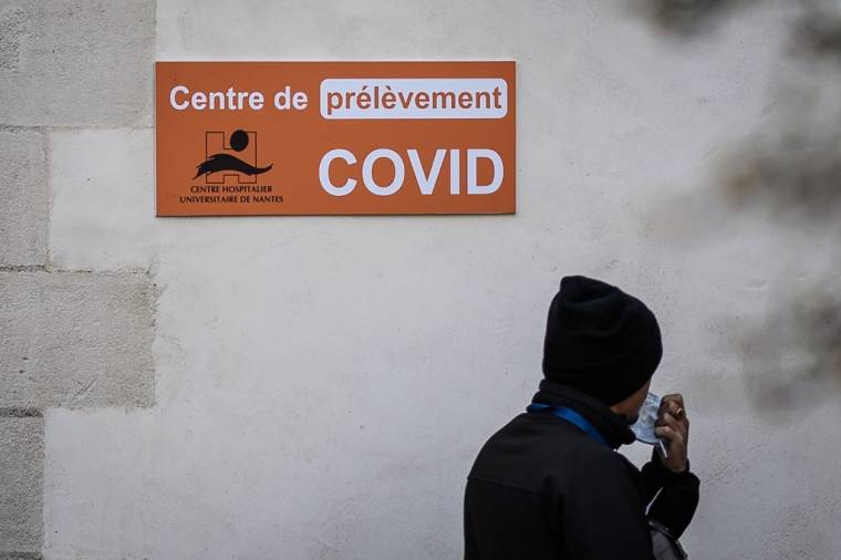 Un homme passe devant un laboratoire Covid-19 du CHU Saint-Jacques de Nantes, le 11 janvier 2023.  ( AFP / LOIC VENANCE )