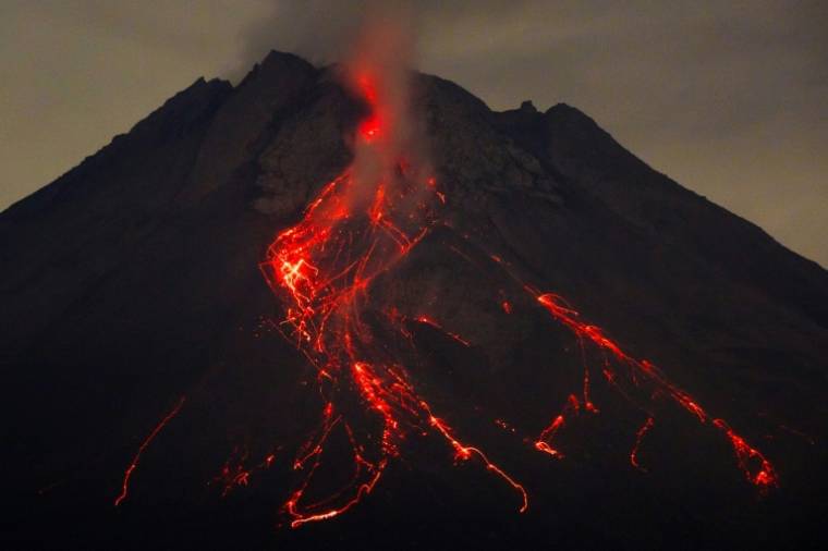 Eruption du volcan du mont Merapi, à Java, en Indonésie, le 14 mai 2024 ( AFP / DEVI RAHMAN )