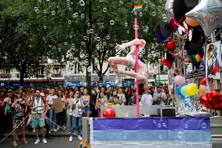 Des participants à la marche des fiertés LGBTQ+ à Paris, le 29 juin 2024 ( AFP / OLYMPIA DE MAISMONT )