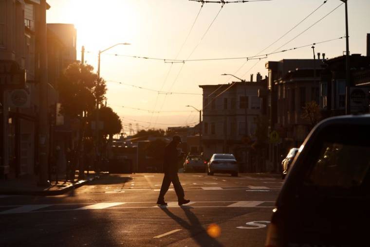 Un piéton dans une rue de San Francisco au lever du jour