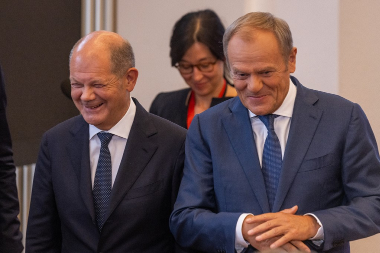 Olaf Scholes i Donald Tusk 2 lipca 2024 r. w Warszawie. (AFP/WOJTEK RADWANSKI)