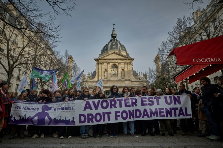 Manifestation organisée par le mouvement "l'avortement en Europe" à Paris le 28 février 2024 ( AFP / Kiran RIDLEY )