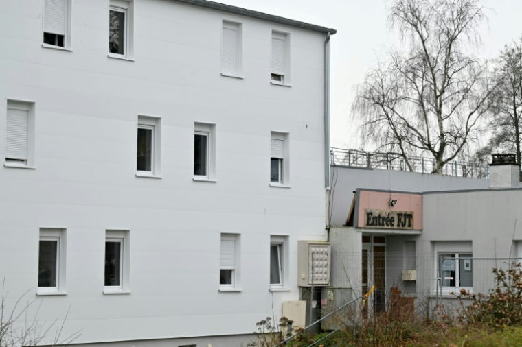 Un bâtiment du foyer de jeunes travailleurs où Morgane, une collégienne de 13 ans disparue, a été retrouvée, le 10 décembre 2024 à Coutances, dans la Manche ( AFP / LOU BENOIST )