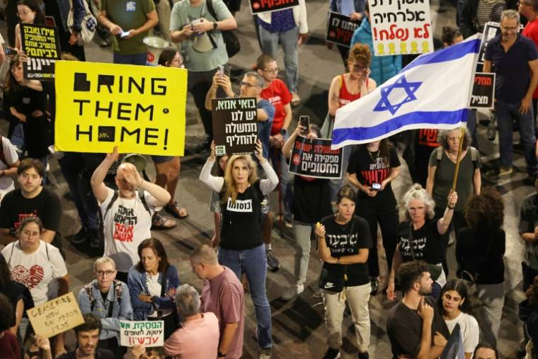 Des proches et des sympathisants des otages faits prisonniers lors de l'attaque du 7 octobre appellent à la libération des otages lors d'une manifestation à  Tel Aviv, le 27 avril 2024 ( AFP / JACK GUEZ )