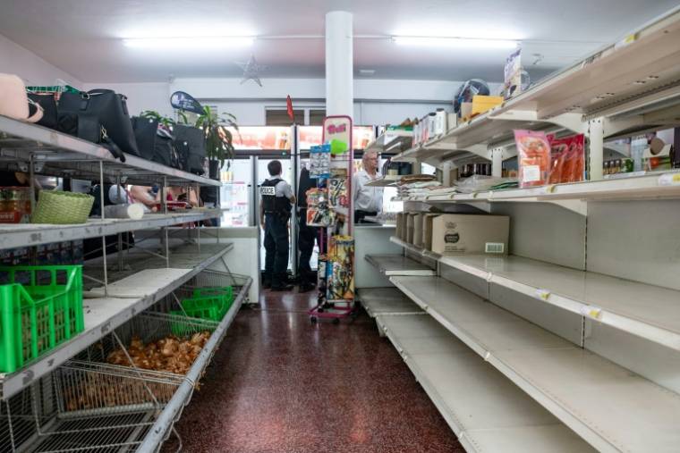 Des étagères vides dans un supermarché de Nouméa, le 16 mai 2024 ( AFP / Delphine Mayeur )