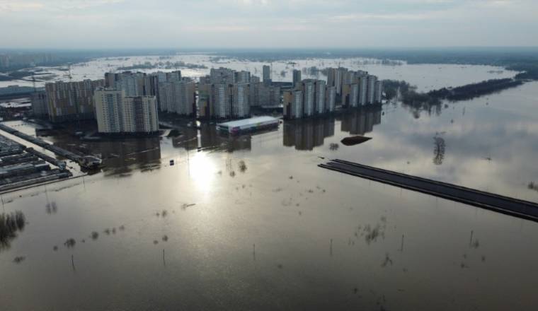 Vue aérienne de la ville inondée d'Orenbourg, en Russie, le 13 avril 2024 ( AFP / Andrey BORODULIN )