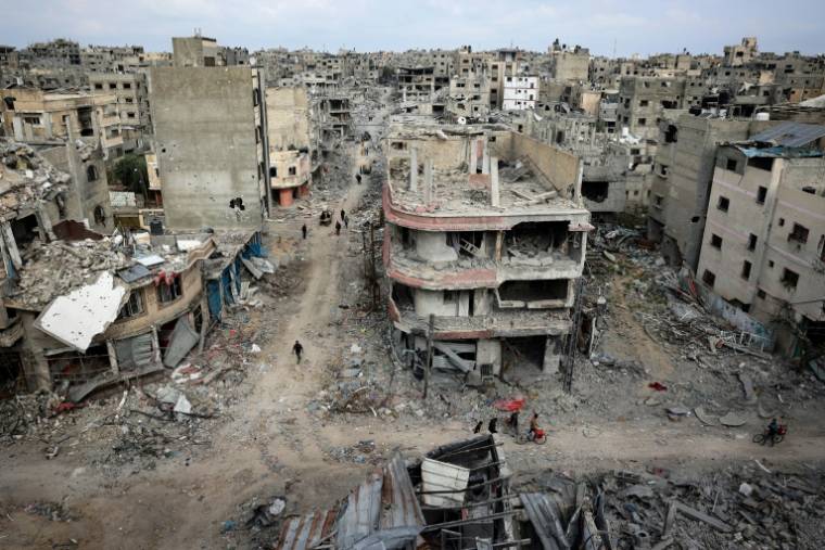 Des Palestiniens de retour dans la ville détruite de Khan Younès, dans le sud de la bande de Gaza, après le retrait de l'armée israélienne, le 8 avril 2024 ( AFP / - )