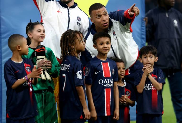 Kylian Mbappé avec des enfants avant le coup d'envoi du match contre Toulouse, le 12 mai 2024 au Parc des Princes ( AFP / FRANCK FIFE )