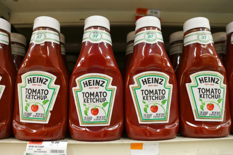 Des bouteilles de ketchup de la marque Heinz