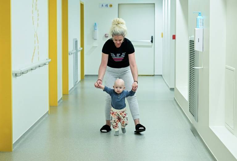 Ildiz Ivan et son fils de 15 mois, Eric, atteint d'une tumeur au cerveau, dans un couloir du nouvel hôpital pour enfants construit grâce à des dons privés, le 18 avril 2024 à Bucarest, en Roumanie ( AFP / Daniel MIHAILESCU )