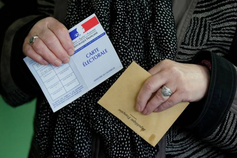 LES INTENTIONS DE VOTE POUR LE FN PROGRESSENT APRÈS LES ATTENTATS
