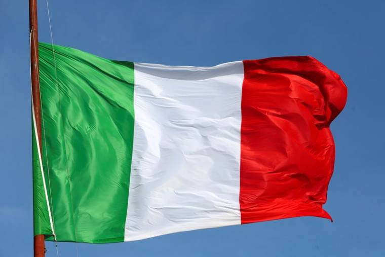 Le drapeau italien flotte devant l'"Altare della Patria", également connu sous le nom de "Vittoriano", dans le centre de Rome